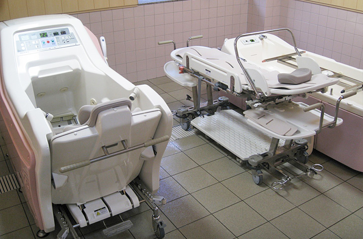 通所介護事業所「ことのは」　機械浴室（寝台浴1台・チェアー浴1台）写真